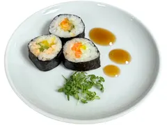 3er-Sushi mit gepickeltem Gemüse, Sesam, Tempura, vegane Chili-Mayonnaise und Sojasauce