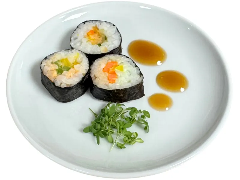 3er-Sushi mit gepickeltem Gemüse, Sesam, Tempura, vegane Chili-Mayonnaise und Sojasauce