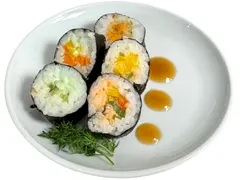 5er-Sushi mit gepickeltem Gemüse, Sesam, Tempura, vegane Chili-Mayonnaise und Sojasauce