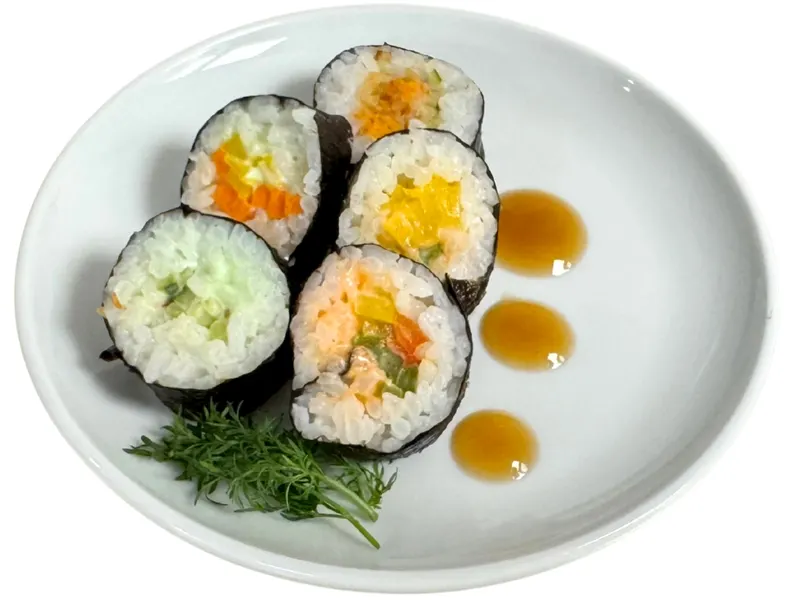 5er-Sushi mit gepickeltem Gemüse, Sesam, Tempura, vegane Chili-Mayonnaise und Sojasauce