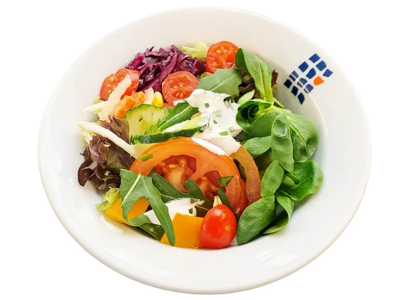 Buntes Salatschälchen vom Büfett,
