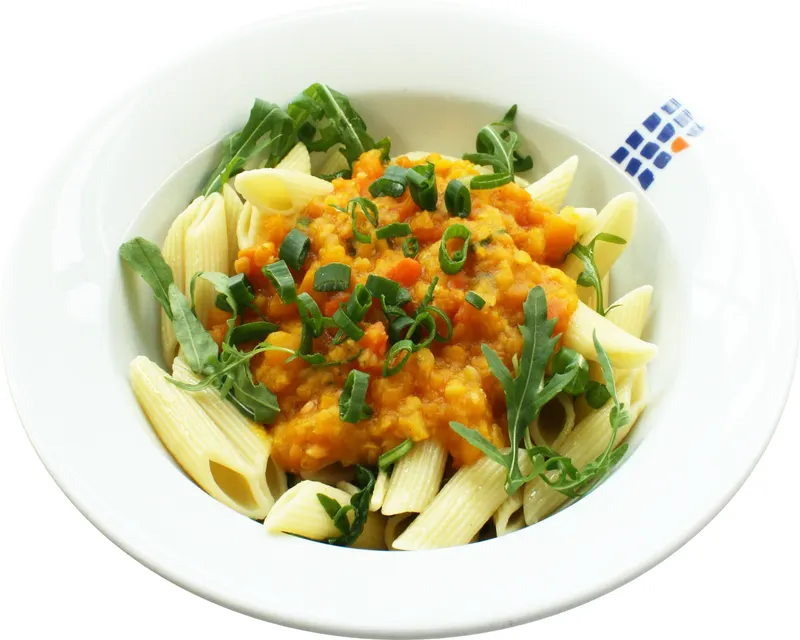 Scharfes Kürbisgemüse mit roten Linsen und Rucola